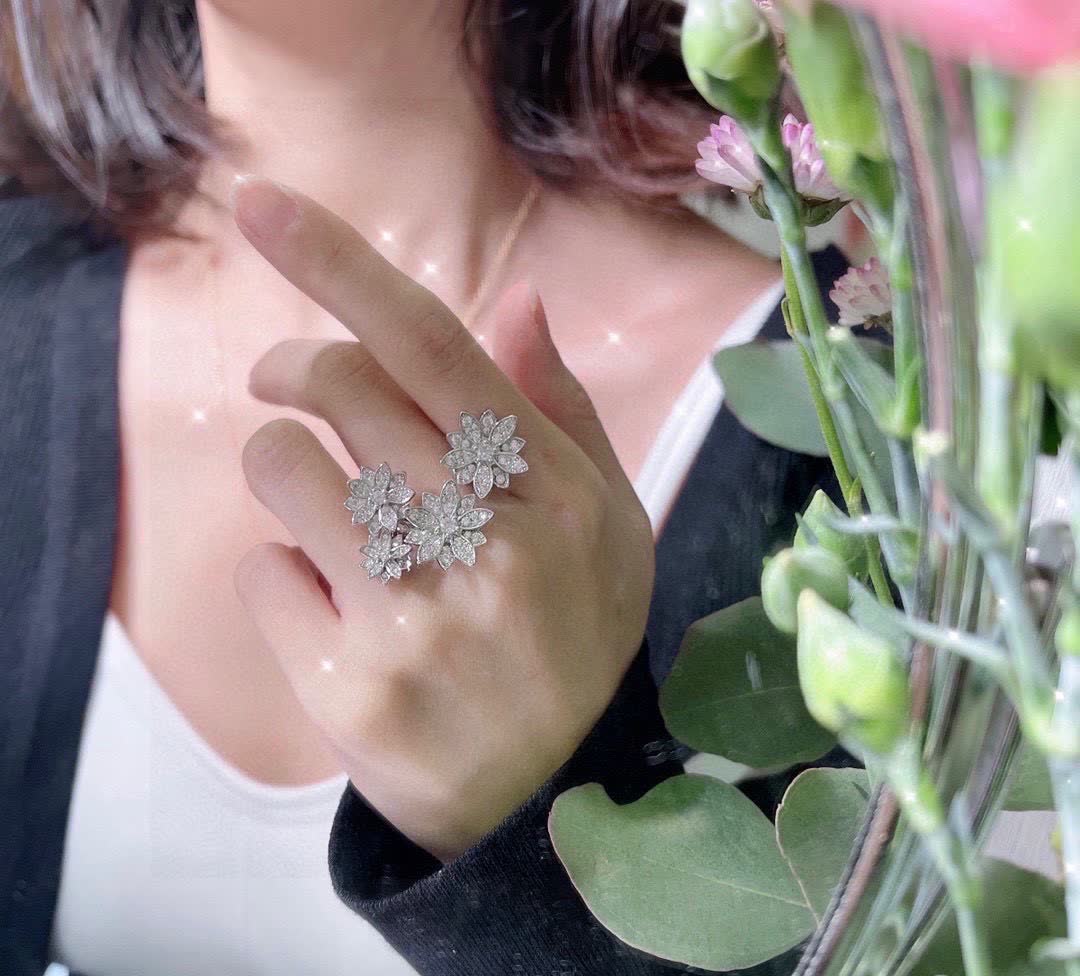 Van Cleef & Arpels Elegant Diamond Flower Ring